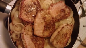 Cocinando las chuletas y las cebollitas