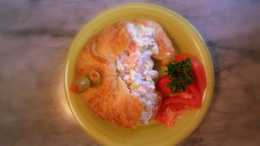 Cuernitos Rellenos de Ensalada de Camarón Acompañados de Rebanadas de Tomate