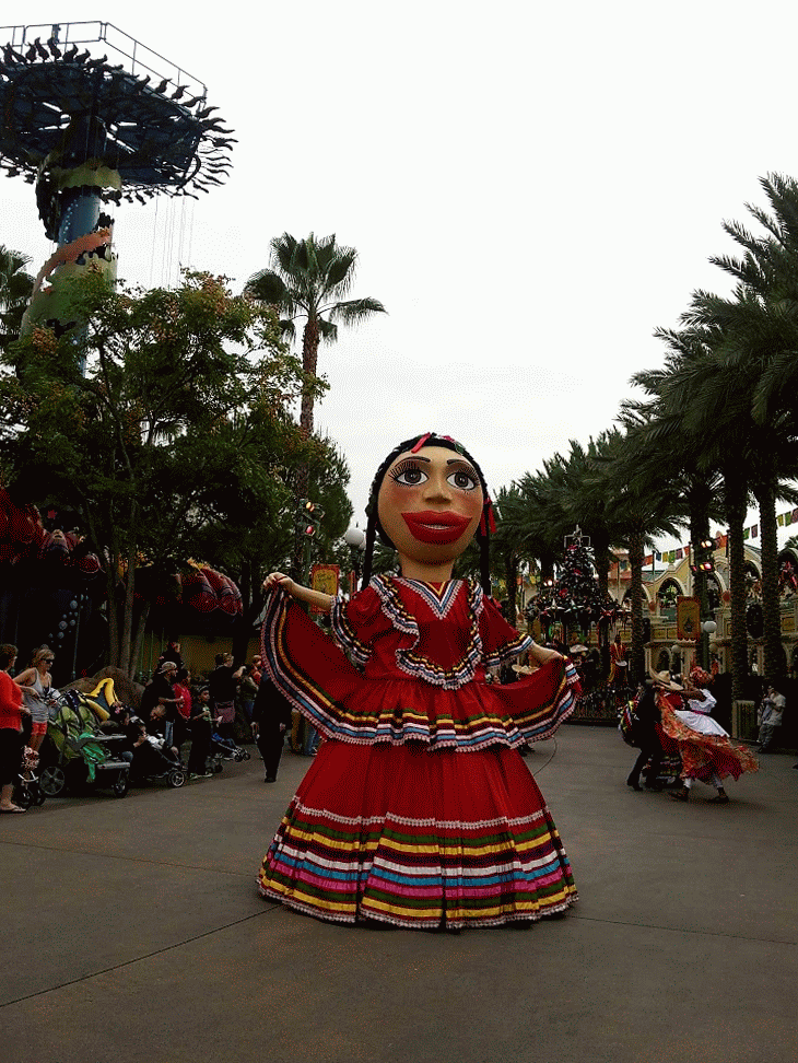 Larger than life “mojiganga” puppets at Viva Navidad #DisneyHolidays #LATISM