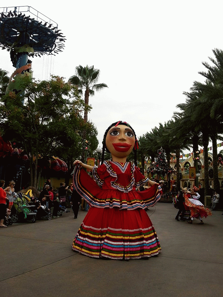 Larger than life “mojiganga” puppets at Viva Navidad #DisneyHolidays #LATISM Larger than life “mojiganga” puppets at Viva Navidad #DisneyHolidays #LATISM