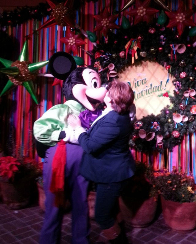 Sealing the day with a kiss with Mickey #VivaNavidad #DisneyHolidays #LATISM