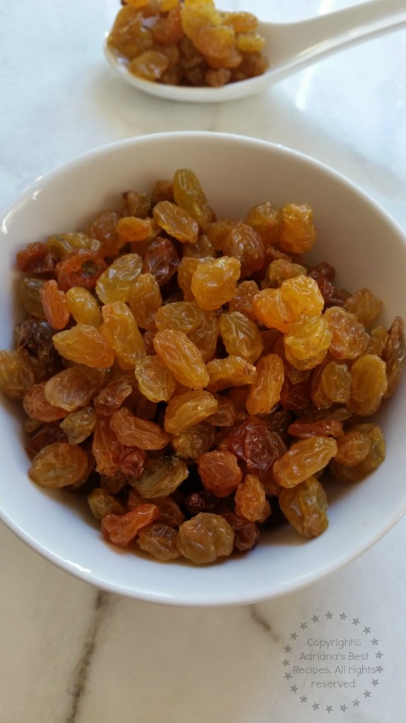 The yellow California raisins provide a touch of natural sweetness to this savory Potato Korma recipe #DulcesPasas #ad The yellow California raisins provide a touch of natural sweetness to this savory Potato Korma recipe #DulcesPasas #ad