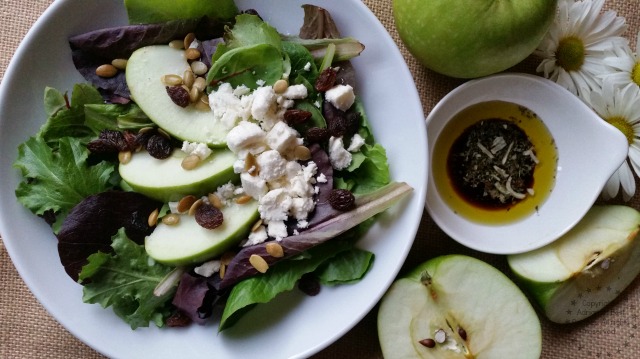 Green Apple Salad Recipe with Athenos Feta Cheese to get inspired for Spring #ComidaKraft #ad