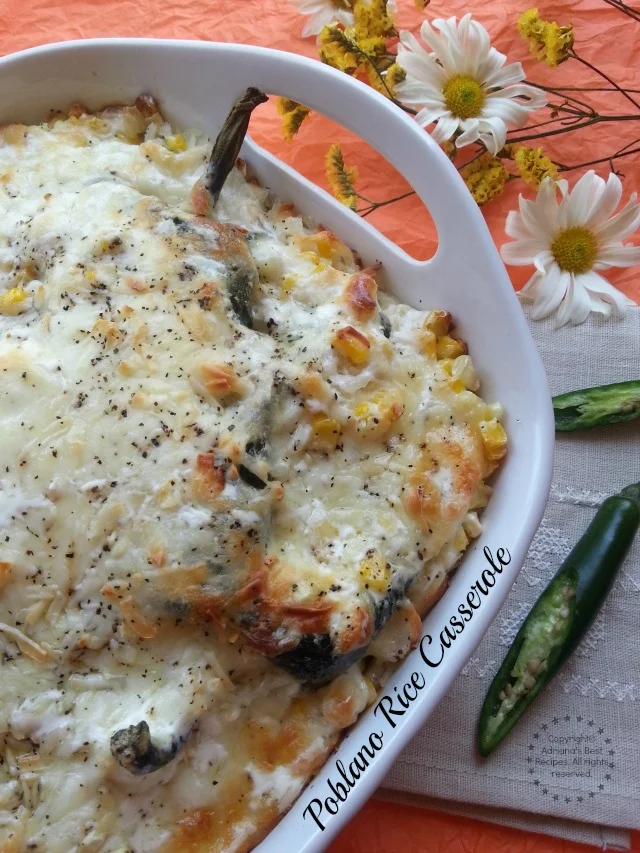 Esta receta para la Cazuela de Poblanos y Arroz Blanco es el hogareña por excelencia #LentenRecipes This Poblano Rice Casserole recipe is quintessential home cooking from my family kitchen to yours #LentenRecipes #ABRecipes
