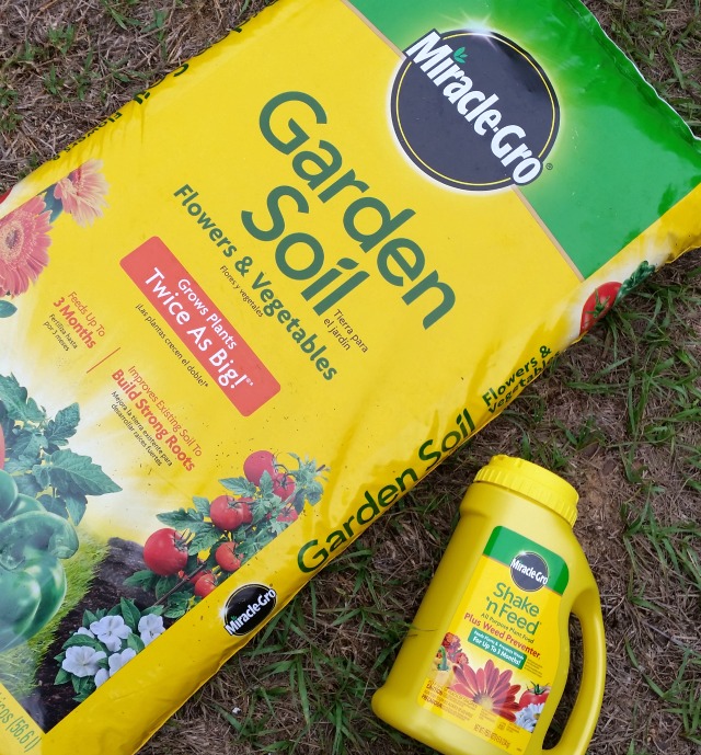 MIRACLE-GRO Shake and Feed and Garden Soil allow my garden to grow twice as big #MiJardinalidad #ad