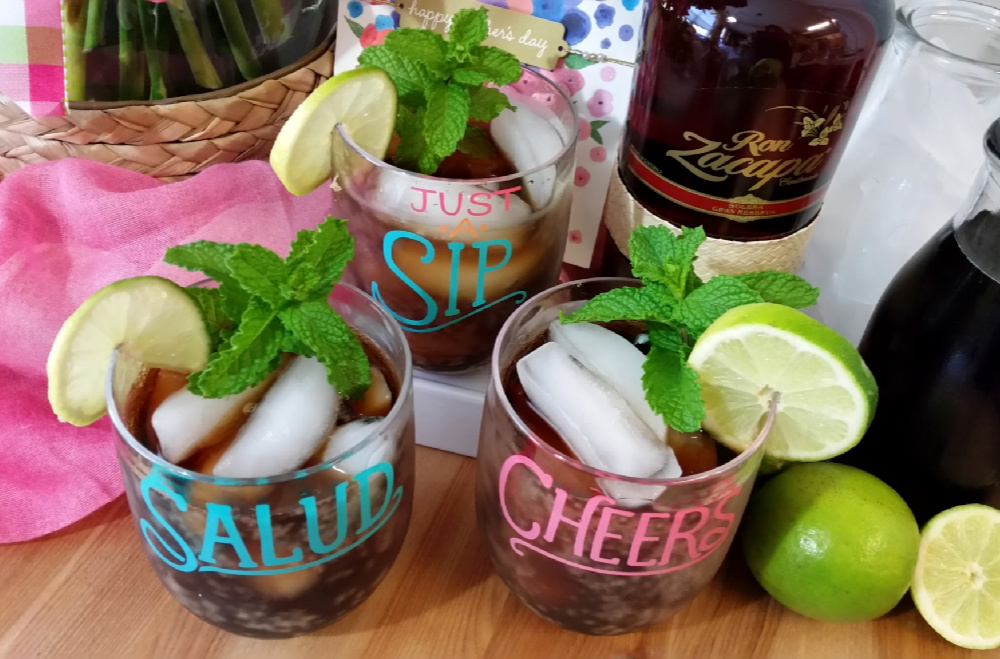 Brindemos con una bebida de la coctelería cubana hecha con ron de Guatemala y coca cola,  un coctel perfecto para las fiestas.