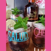 La Cuba Libre es una bebida tradicional de la coctelería cubana. Esta bebida tiene ron de Guatemala, refresco de cola, y un toque de limón y menta.