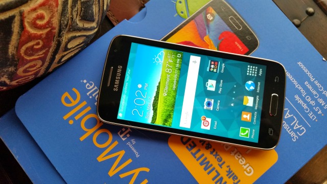 The Walmart Family Mobile plan has available the Samsung GALAXY Avant  #MobileMemories #ad