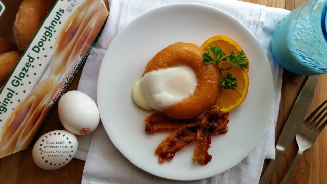 Me encantó esta receta para hacer nidos de huevo con donas, muy sencilla. Puedes acompañar de un vaso de leche bien fría.