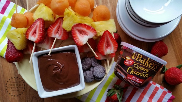 Fruit Skewers with Chocolate Dipping Sauce #ComidaKraft #ad