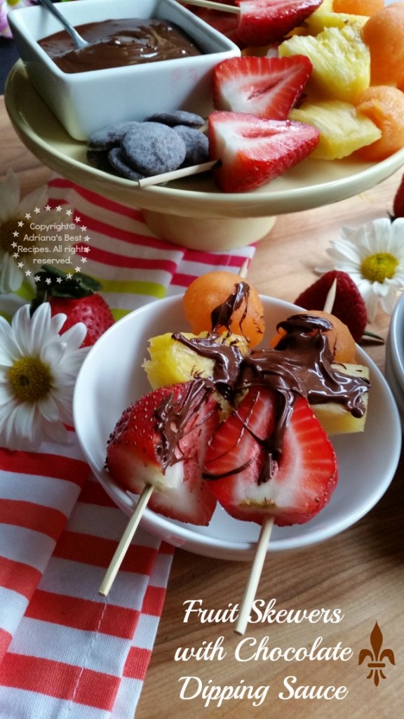 Fruit Skewers with Chocolate Dipping Sauce see recipe at Amigas de Comida Kraft  #ComidaKraft #ad 