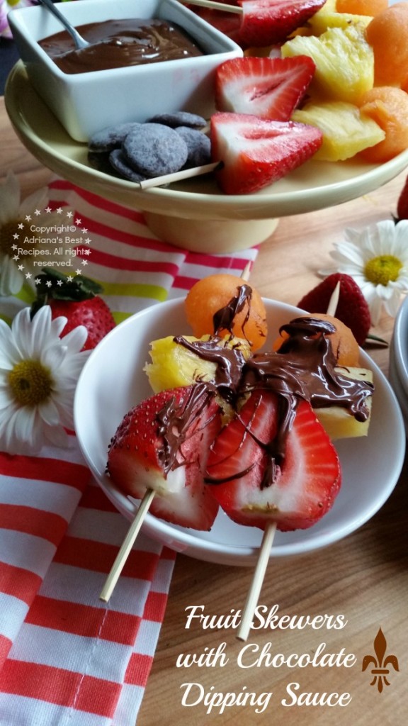 Fruit Skewers with Chocolate Dipping Sauce see recipe at Amigas de Comida Kraft #ComidaKraft #ad