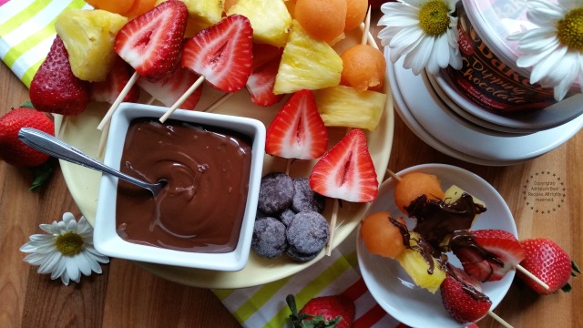 The fruit skewers with chocolate dipping sauce are very easy to make #ComidaKraft #ad