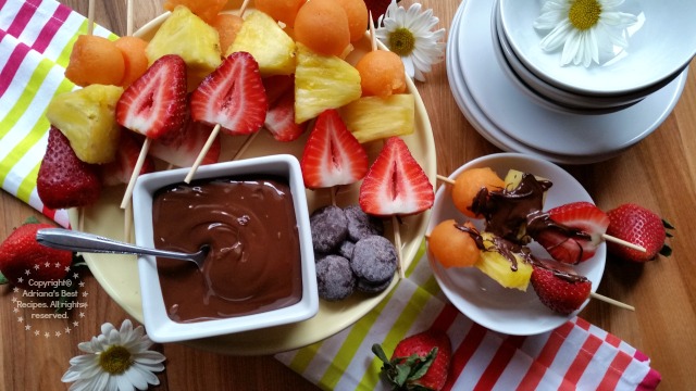 These Fruit Skewers with Chocolate Dipping Sauce are must haves in our summer dinner table #ComidaKraft #ad