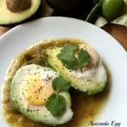 Rica receta para un desayuno de Aguacate con Huevo y Salsa Verde inspirada en los tradicionales huevos rancheros pero con ingredientes más saludables