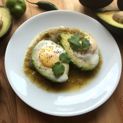 Avocado Egg Breakfast with Salsa Verde inspired in the traditional Huevos Rancheros Recipe