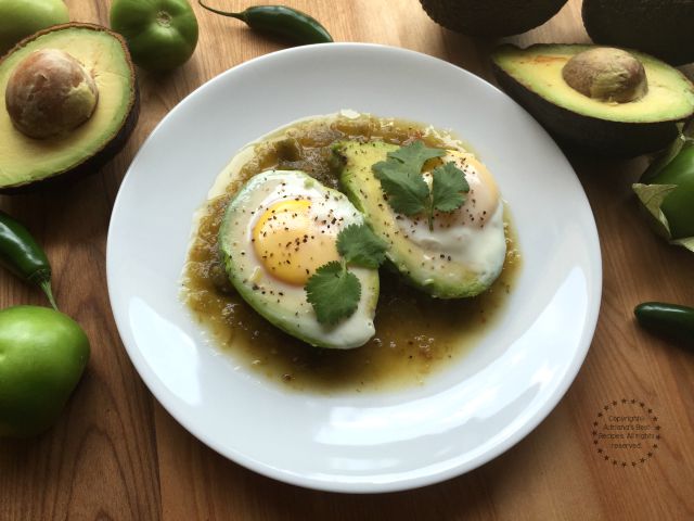 Avocado Egg Breakfast with Salsa Verde inspired in the traditional Huevos Rancheros Recipe