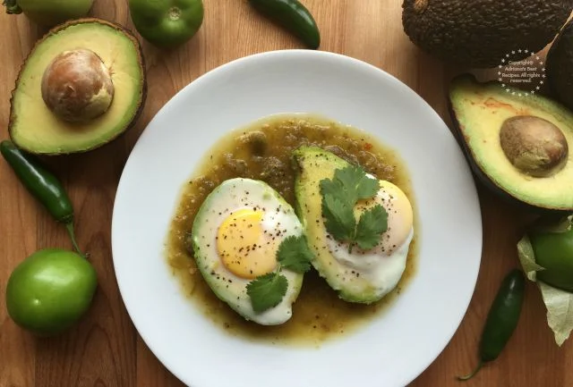 Incorporating avocado and eggs to your breakfast meal is a great idea since both will provide a balanced nutrition #SaboreaUnoHoy #ad