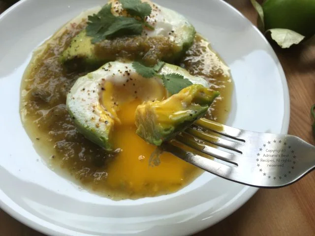 Mouthwatering Avocado Egg Breakfast with Salsa Verde #SaboreaUnoHoy #ad Mouthwatering Avocado Egg Breakfast with Salsa Verde #SaboreaUnoHoy #ad