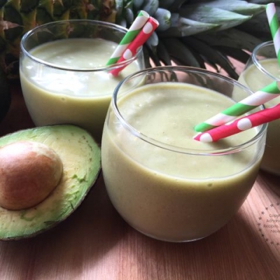 Mexican Green Smoothie with avocado, pineapple, papaya, coconut water and Vega Essentials #BestLifeProject #ad