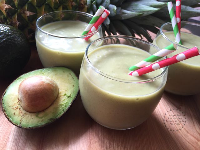 Mexican Green Smoothie with avocado, pineapple, papaya, coconut water and Vega Essentials #BestLifeProject #ad