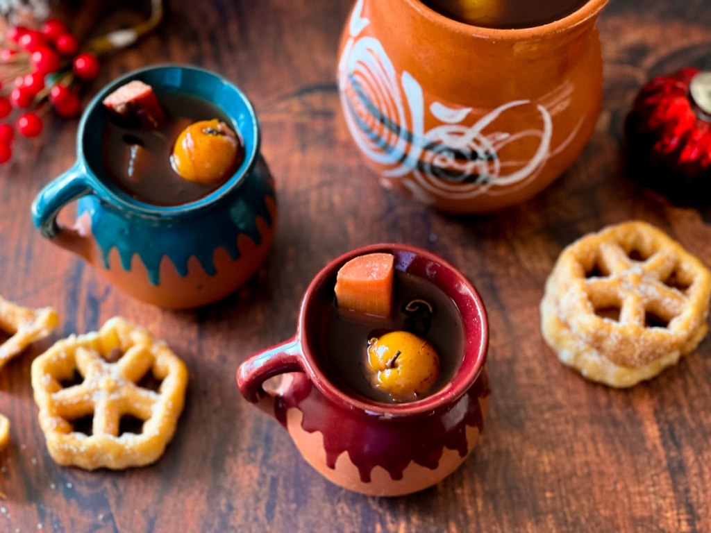 Ponche de frutas una bebida caliente servida en un jarrito