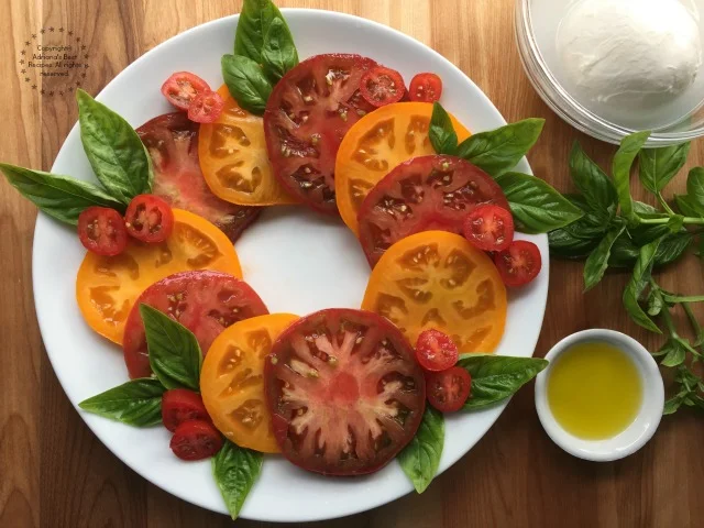 Garnish the salad emulating a wreath Garnish the salad emulating a wreath