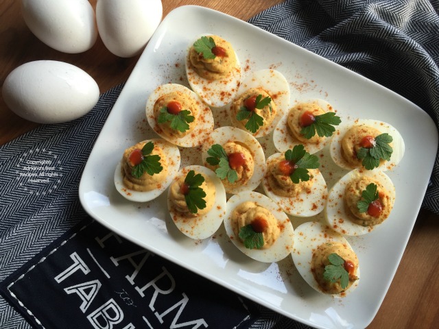 Sriracha Deviled Eggs, super easy to make and so good