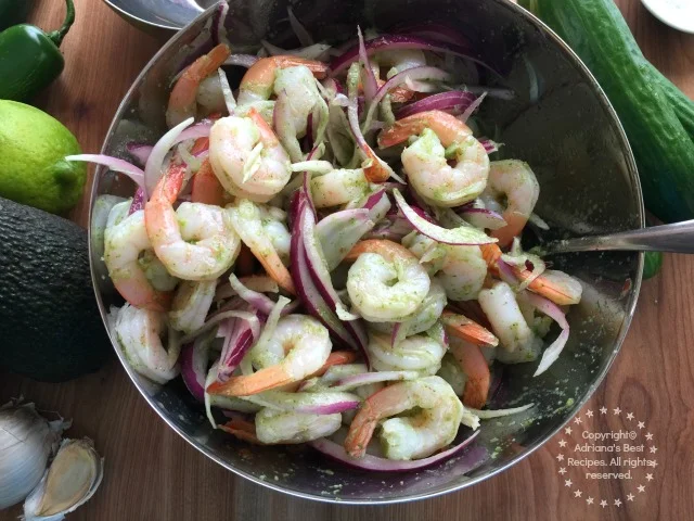 Mezclando los ingredientes para el aguachile de camarón Mixing the ingredients for making shrimp aguachile