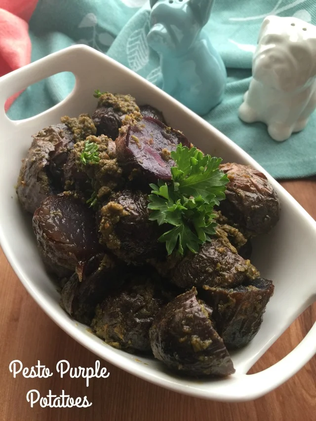 Las papas moradas con pesto de albahaca son una sabrosa opción para añadir como algo nuevo tu menú Pesto Purple Potatoes with ready to use basil pesto and few other ingredients