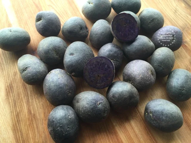 Las papas moradas se pueden encontrar fácilmente y están disponibles casi todo el año en la mayoría de los mercados Purple potatoes can be easily found and are available in most markets year round