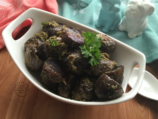 La receta para las Papas Moradas con Pesto de Albahaca es muy sencilla de hacer The recipe for Pesto Purple Potatoes is super easy to make