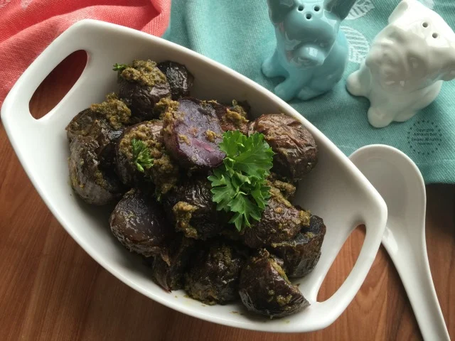 Estas papas moradas con pesto de albahaca son una rica guarnición o para se pueden servir como botana You can also serve the Pesto Purple Potatoes as an appetizer or as a side dish
