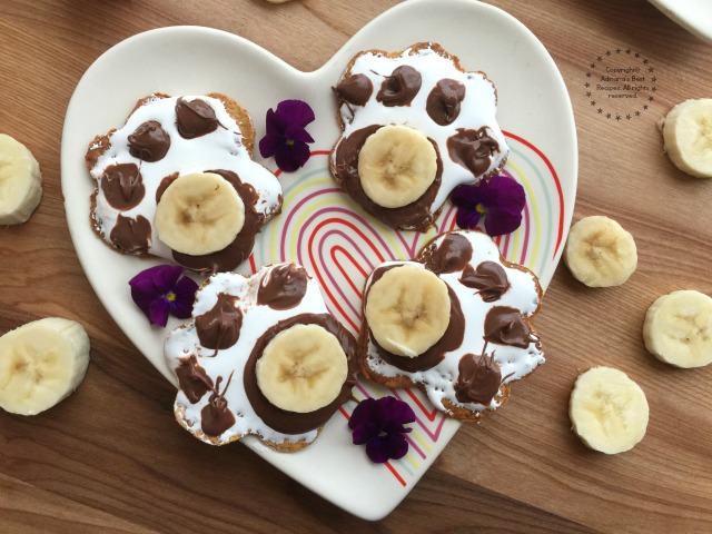 Yummy sweet paw prints with chocolate hazelnut spread, marshmallow and banana slices