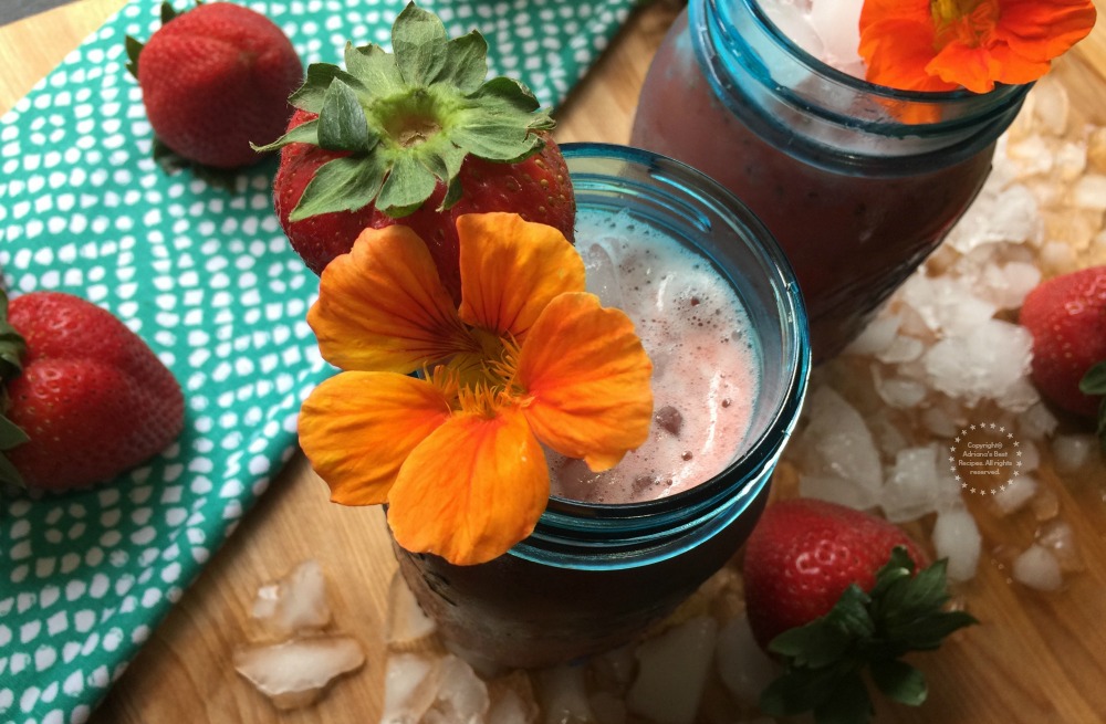 La adición de flores a las bebidas hace una bella presentación