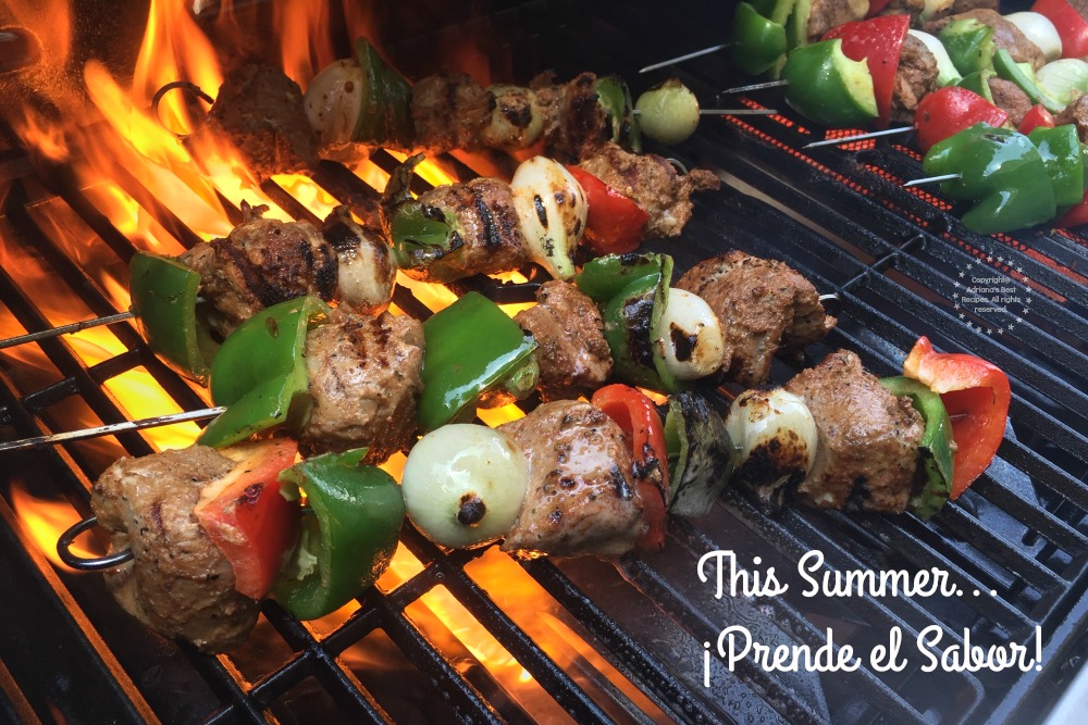 Cocinando estos alambres de puerco con chipotle en la parrilla