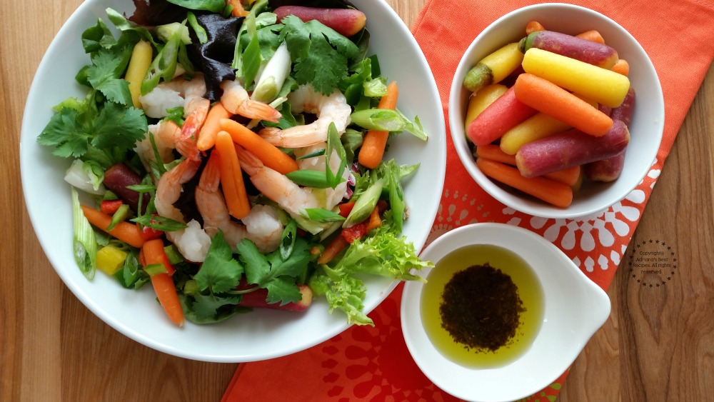 Ensalada arcoiris de camarones con zanahorias tiernas tricolor, lechuga, cilantro, pimientos y cebollas verdes