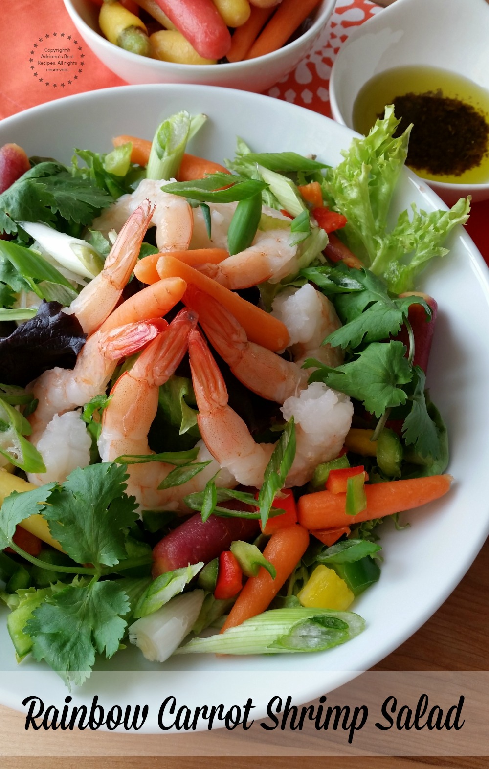 Esta ensalada arcoiris de camarones es una opción fresca y tan apetecible