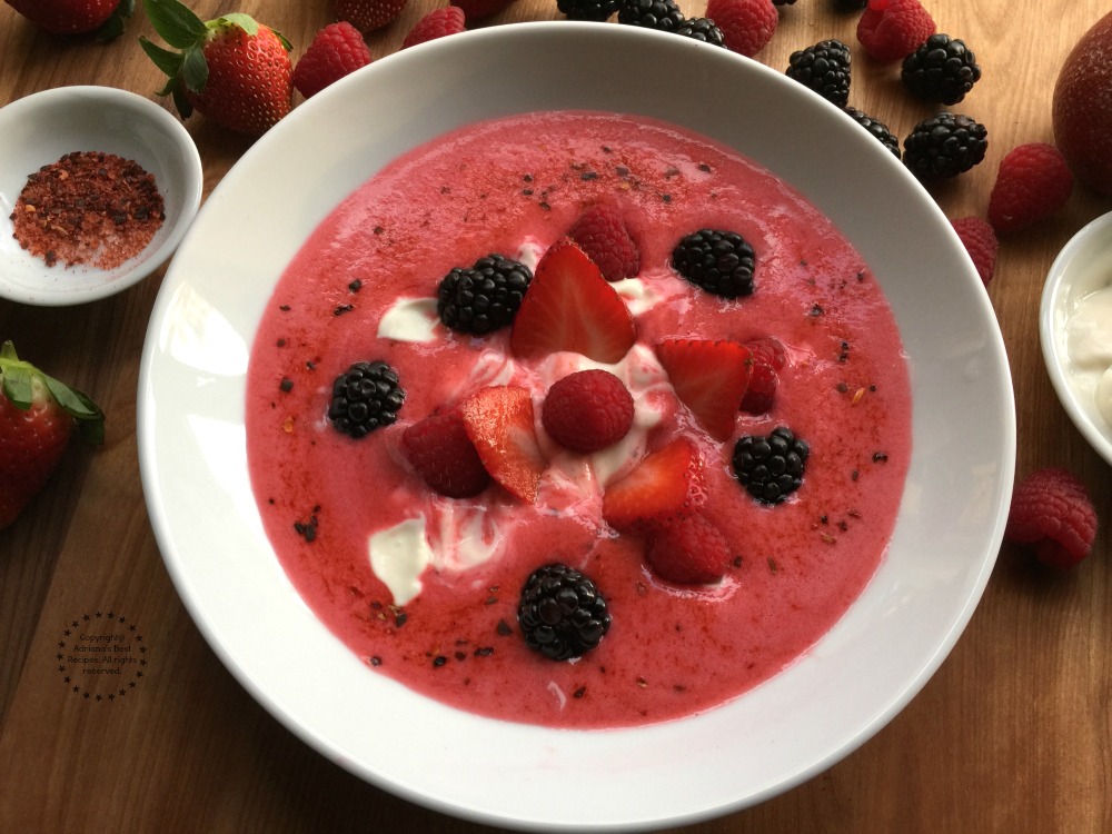 Puedes hacer deliciosos platillos con frutos rojos como esta sopa de frambuesas frescas