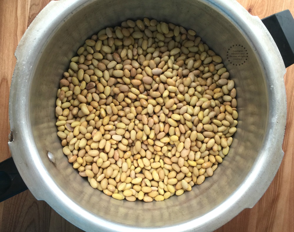 Cocinando los frijoles mayocoba en la olla de presión 