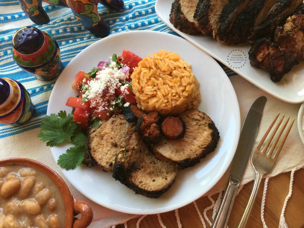 Acompañando el lomo de cerdo a la pimienta con salsa de sandía y frijoles mayocoba