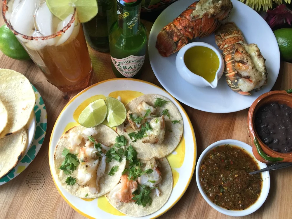 Un festín de tacos de langosta acompañados de una michelada clásica Un festín de tacos de langosta acompañados de una michelada clásica