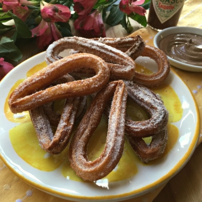 Ricos churros con chocolate y chipotle