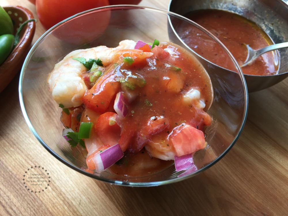 Añade suficiente salsa de coctel a los camarones