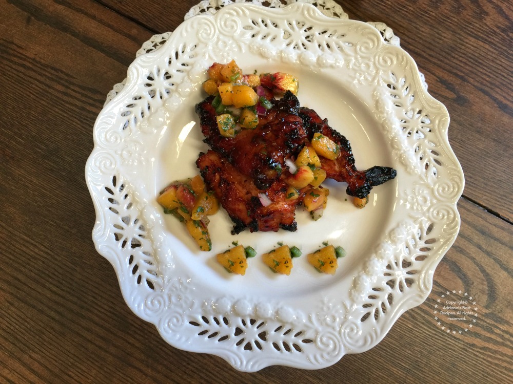 Pollo barbecue acompañado de salsa de mango y aliñado con aceite de oliva con sriracha