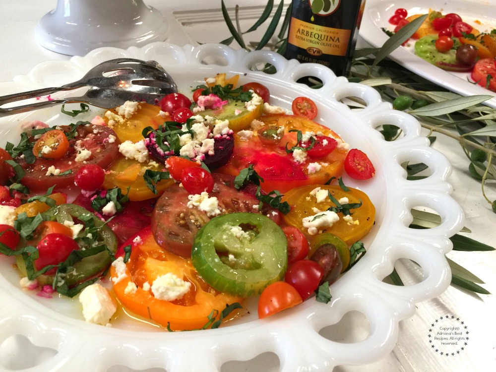 Deliciosa ensalada con tomates de la herencia y betabeles. Bañados con vinagreta de aceite de oliva