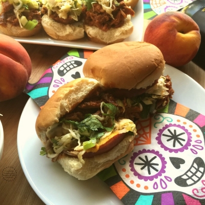 Los Sliders de Puerco BBQ y Duraznos Asados son jugosos y tiernos