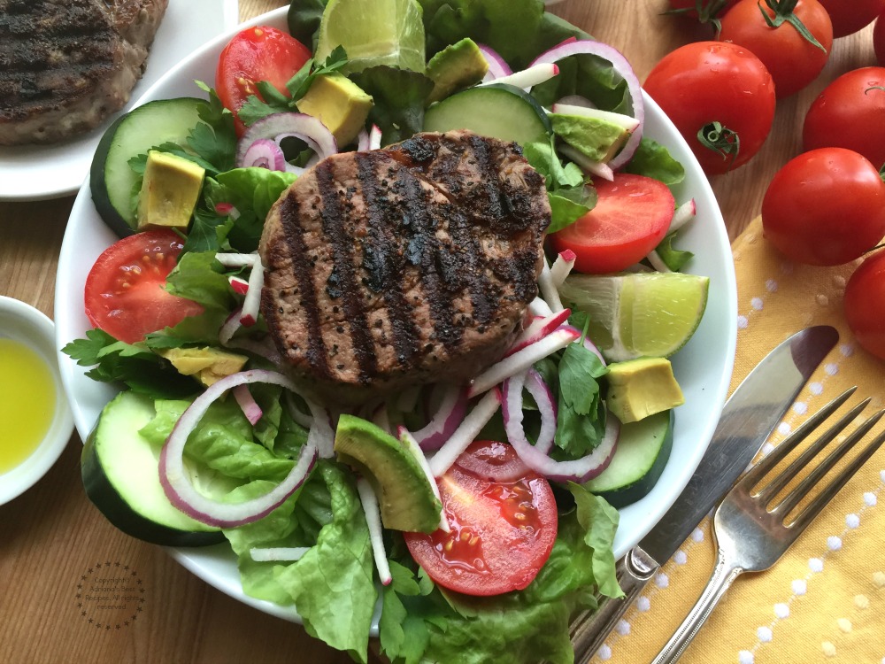 Deliciosa ensalada de filete de res acompañada de verduras frescas