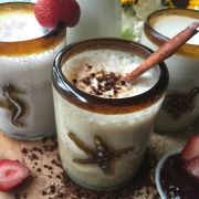 Tres bebidas mexicanas con leche, inspiradas en mi cultura y preparadas con ingredientes sanos además de un vaso de ocho onzas de leche por porción. Leche con Pinole, Leche con Mermelada de Fresa y Café Frío con Leche y canela.