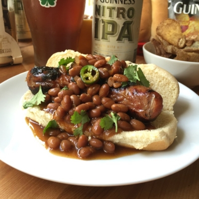 Ricos perros calientes de pollo a la parrilla y cervezas heladas